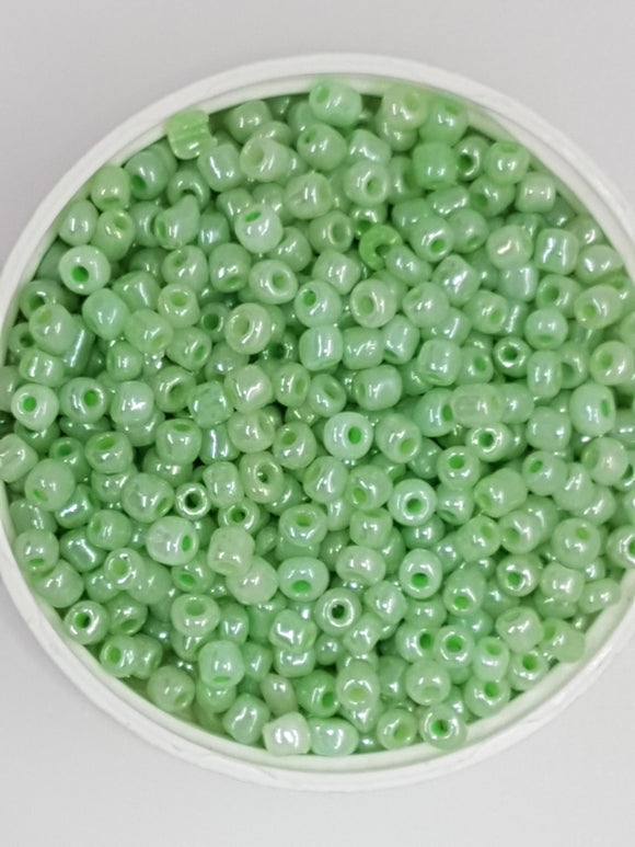 6/0 CHINESE ROUND SEED BEADS - CEYLON - PALE GREEN