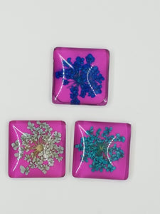 CABOCHON - 20MM GLASS H/MADE SQUARE WITH DRIED FLOWERS