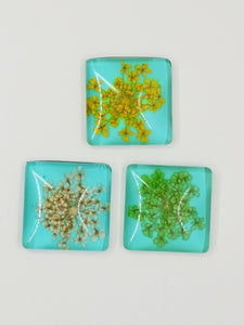 CABOCHON - 20MM GLASS H/MADE SQUARE WITH DRIED FLOWERS