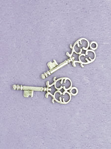 CHARMS - KEYS - 32 X 13M ANTIQUE SILVER COLOUR