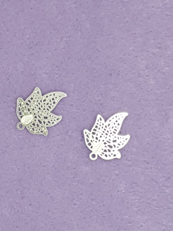 CHARMS - LEAVES - 17 X 13MM - BRASS - MAPLE LEAF - SILVER COLOUR